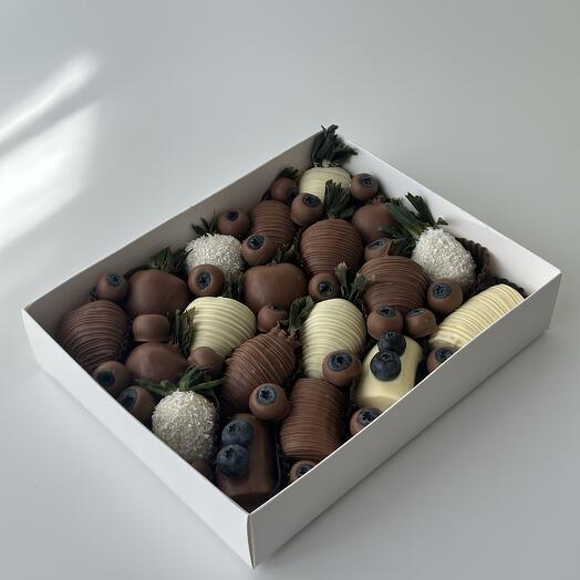 Fresas cubiertas de chocolate, plátano cubierto de chocolate, arándanos cubiertos de chocolate
