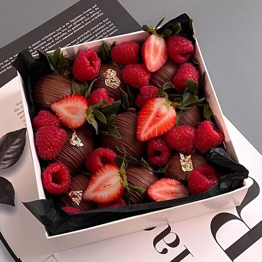 Fresas cubiertas de chocolate adornadas con bayas frescas