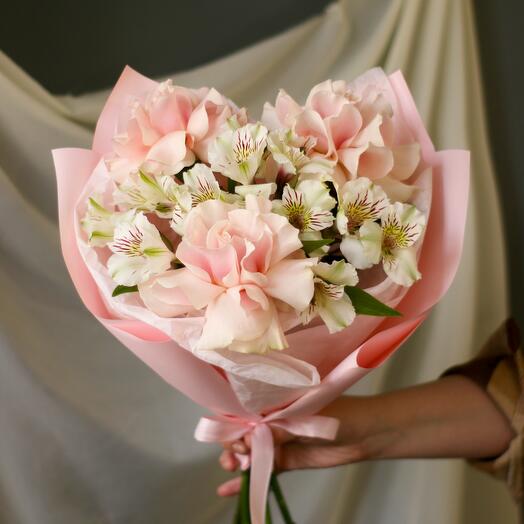 Rosas francesas y alstroemeria blanca