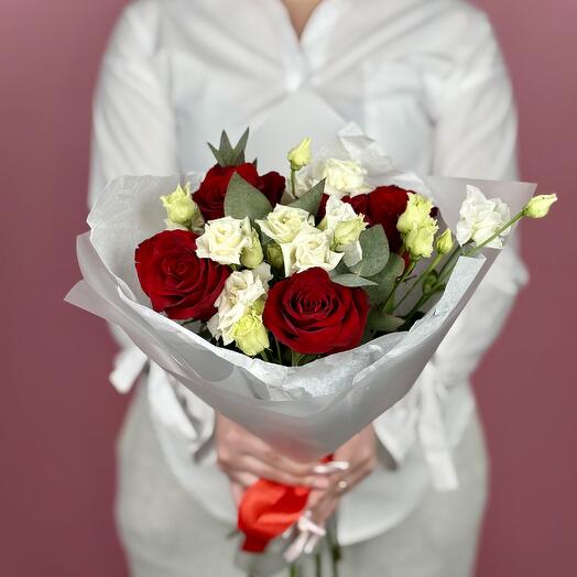 Яркий сборный букет из 5 красных роз и эустомы