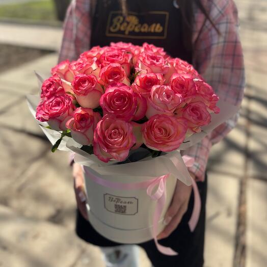 23 Jumilia roses in a box