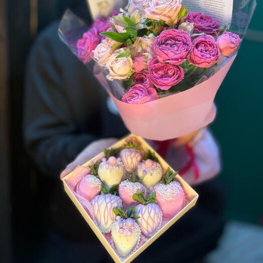 Сэт цветы и нежный бокс с клубникой в шоколаде