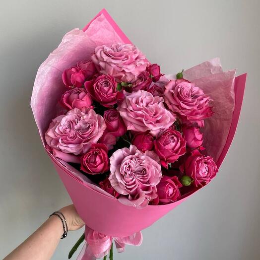 Букет «Малиновый закат» (пионовидная роза кантри блюз и кустовые пионовидные розы)