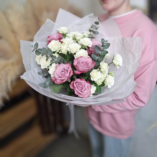Букет розово-фиолетовых одноголовых и белых кустовых роз(23)