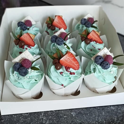 Шоколадные капкейки снежным крем чиз 🧁 и свежими ягодами