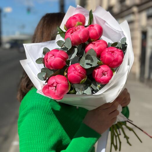 Букет из 9 пионов Coral Charm с эвкалиптом | Коралловые пионы СПб
