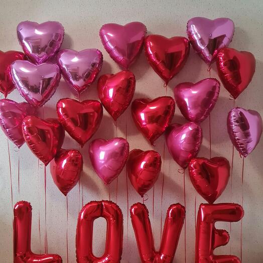 Композиция из воздушных шаров с сердцами и надписью LOVE