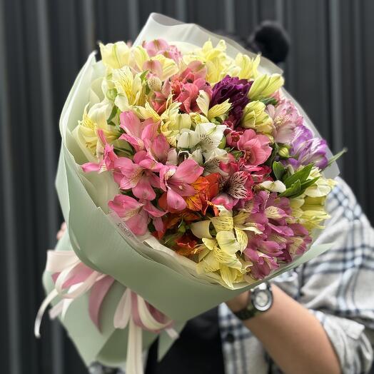 Букет из ярких альтсромерий