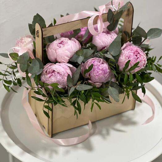 Пионы в ящике 9 пионов с эвкалиптом