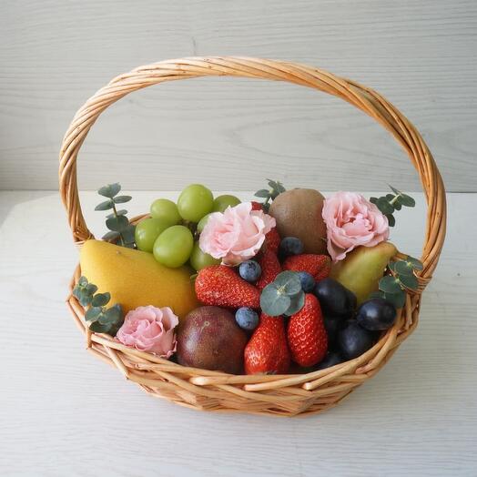 Фруктовый букет в корзине