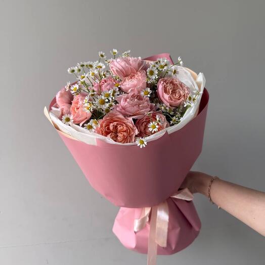 Peony-shaped Juliet rose with chamomile