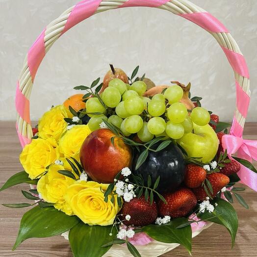 Корзина с фруктами, ягодой и розами