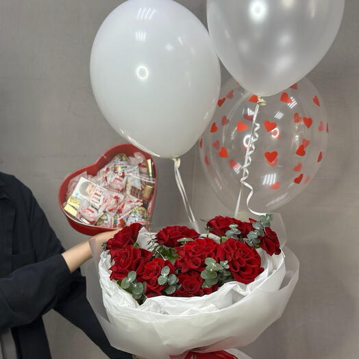 Подарочный набор: цветы, шары и сладости( киндер, Рафаэлло и Мерси)