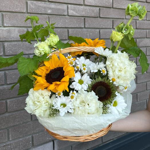 Летняя корзина с подсолнухами