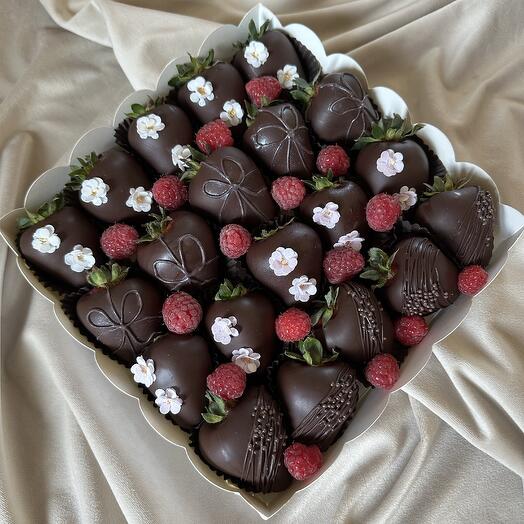 Клубника в шоколаде «Цветочная ночь»
