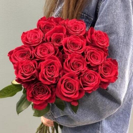 Monobucket of red roses