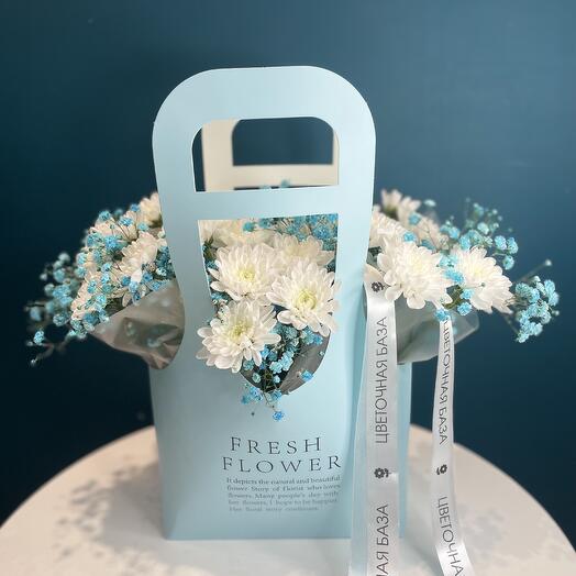 Хризантема с гипсофилой  в сумочке