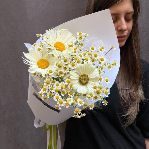 Дуо букет в коробке: матрикария (кустовая ромашка) 5 шт, одноголовая ромашка 3 шт