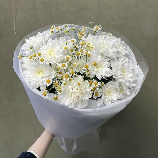 Летний светлый пышный букет с ромашками, хризантемой и диантусом
