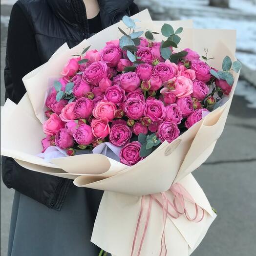 Букет «Малинка» из пионовидных кустовых роз и эвкалипта