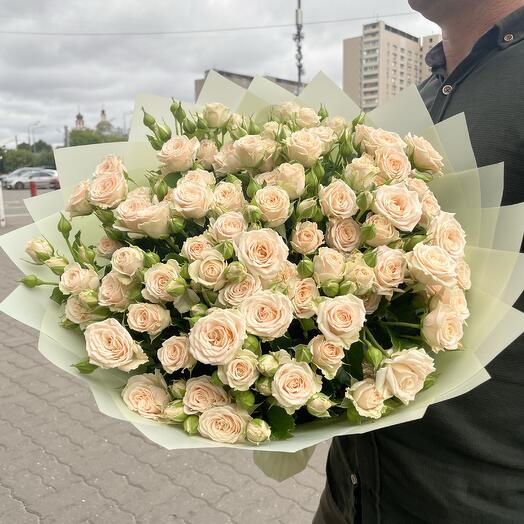 Букет из кремовых кустовых роз