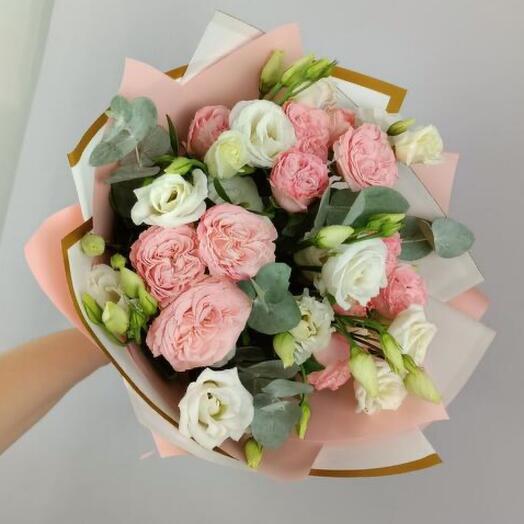 Букет из пионовидных кустовых роз, и эустомы