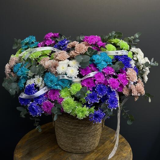 Композия Хризантем в кашпо с эвкалиптом