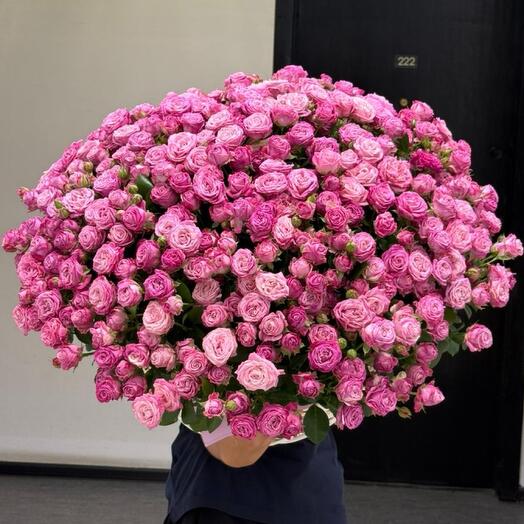 Peony-like spray rose in a basket