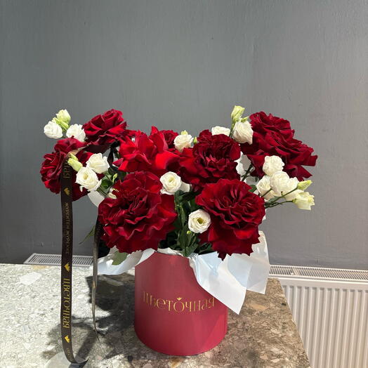 Пышная авторская композиция в коробке