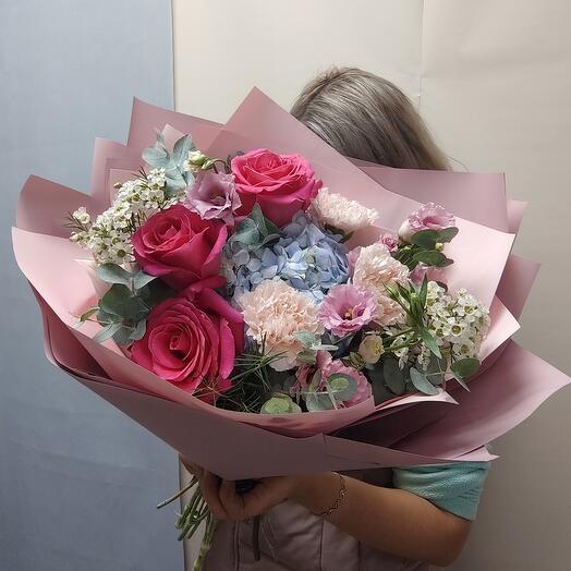 Букет из эустомы, эвкалипта, роз, воксфлауэрс, гортензиии, диантуса