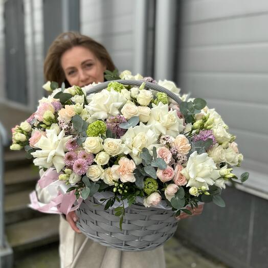 Корзина со светлым составом цветов
