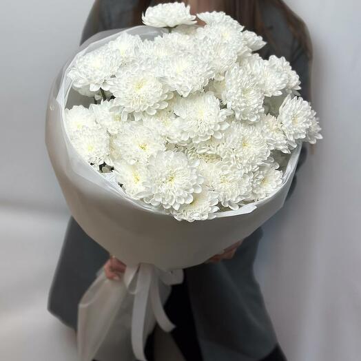 Пышный букет из 7 белых хризантем