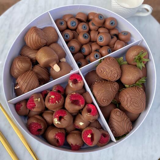 Ягоды в шоколаде (малина, голубика, клубника, бананы)