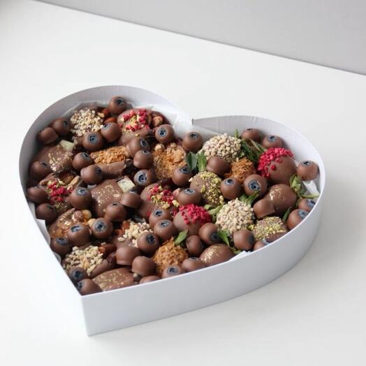Клубника ,финики,голубика в шоколаде «Sweet Story»