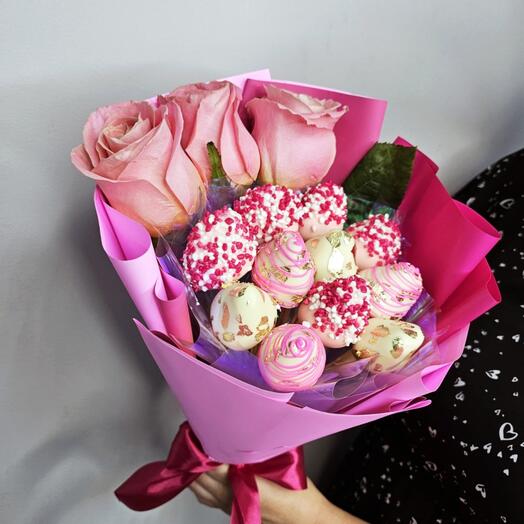 Букет клубника в шоколаде с 3 розами арт. 35063