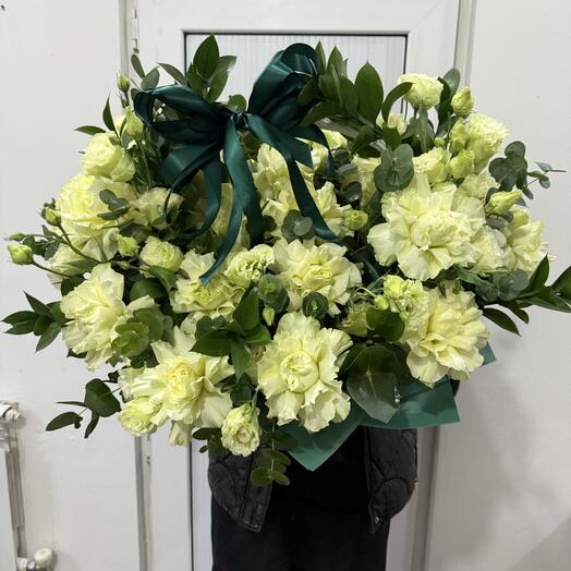 Корзина с французскими белыми розами