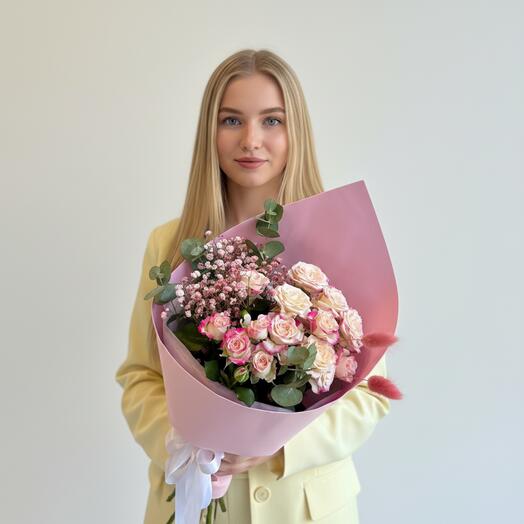 Fresa Milkshake arbustos rosas y gypsophila -05 x Dalnevostochny