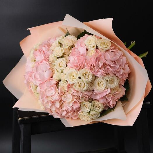 Гортензии и кустовая роза