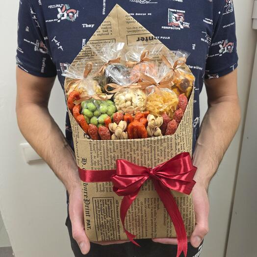 Конверт букет из закусок со снеками и колбасками "Под сериальчик"