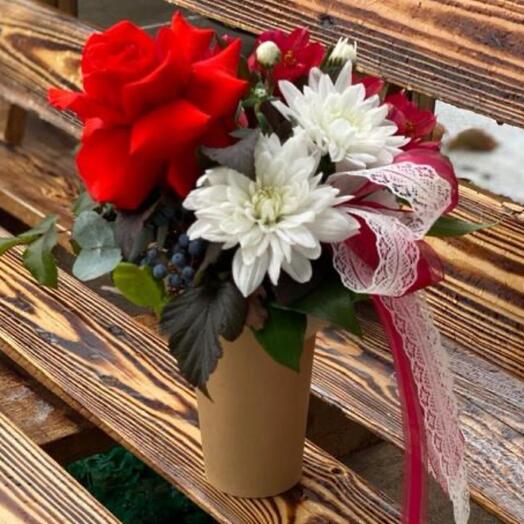 Стаканчик с французской розой и хризантемой «Единственная любовь»