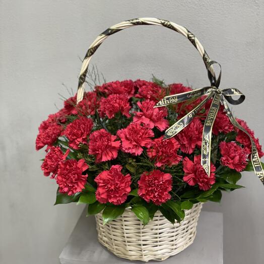 Гвоздики в корзине