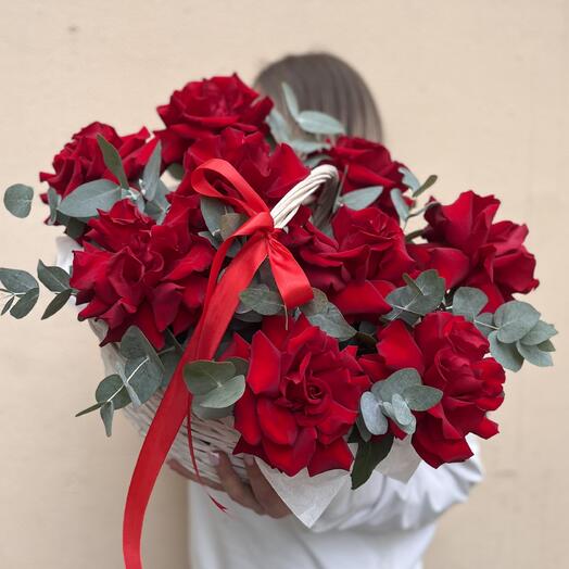 MON AMOUR. Корзина с красными французскими розами и эвкалиптом