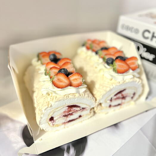 Меренговый рулет с ягодами