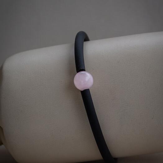 Браслет из каучука и розового кварца