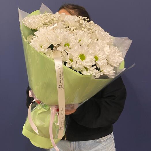 Exuberante ramo de crisantemos de manzanilla con gypsophila