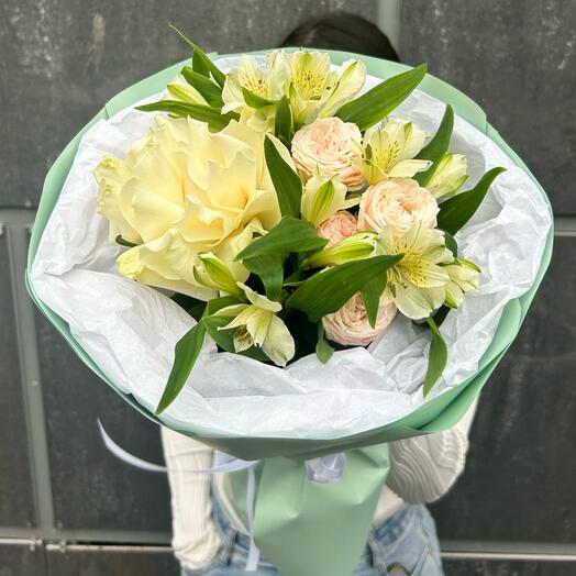 Букет с французской розой, альстромериями и кустовой розой