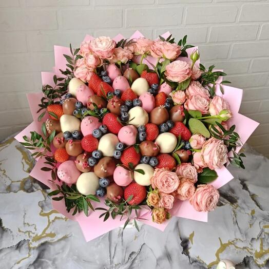 Букет с клубникой в шоколаде и кустовой розой 🌹 Ягодный букет 💐 Клубника в шоколаде Кустовая роза