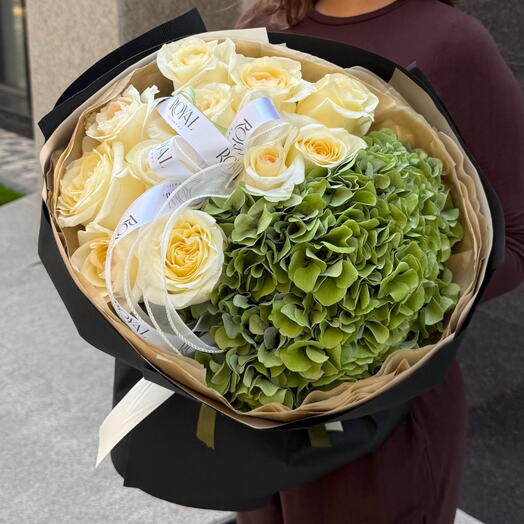 Стильный евробукет из гортензии и роз