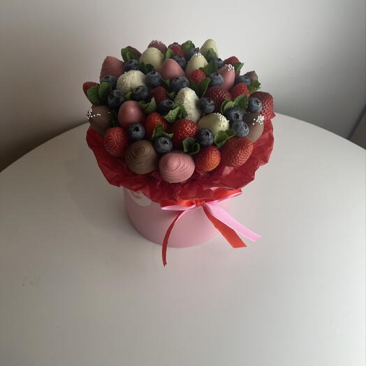 delicado ramo de fresa rosa cubierto de chocolate en una Caja de sombrero
