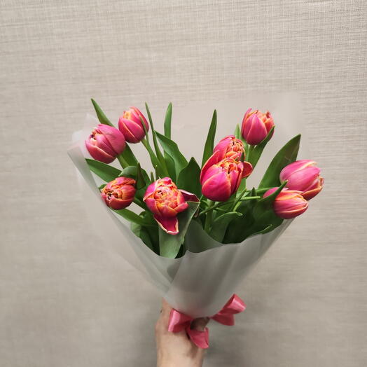 9 розовых пионовидных тюльпанов в матовой пленке